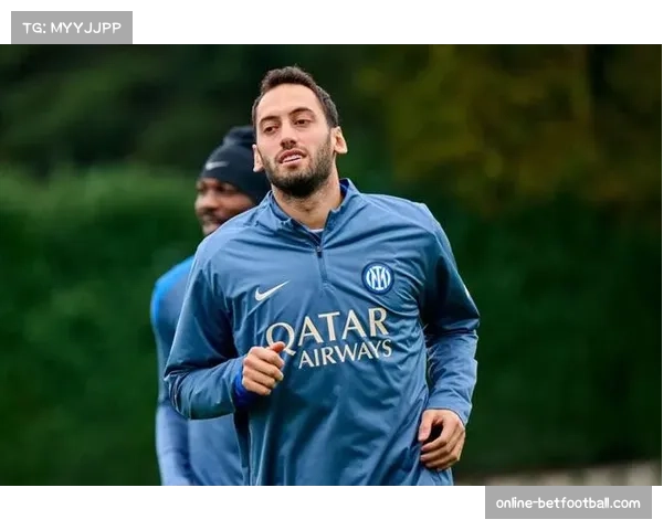 恰尔汗奥卢点射失手 错失为国际米兰扳平比分良机 恰尔汗奥卢点射失手 错失为国际米兰扳平比分良机